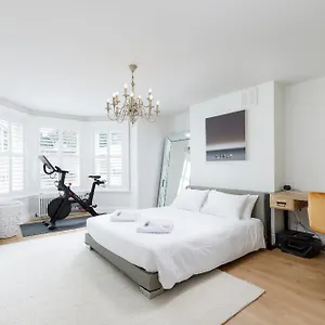  Apartment Spacious 2 Bedroom With Beautiful Garde